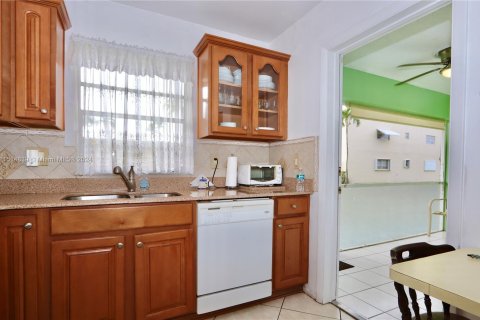 Copropriété à vendre à Hollywood, Floride: 2 chambres, 81.75 m2 № 956125 - photo 8