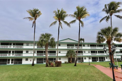 Condo in Hollywood, Florida, 2 bedrooms  № 956125 - photo 1