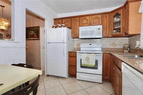 Condo in Hollywood, Florida, 2 bedrooms  № 956125 - photo 10