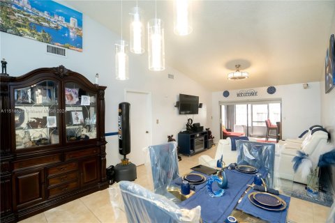 Villa ou maison à vendre à Oakland Park, Floride: 2 chambres, 91.32 m2 № 956126 - photo 10