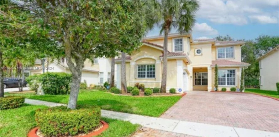 House in Miramar, Florida 6 bedrooms, 313.08 sq.m. № 1327901