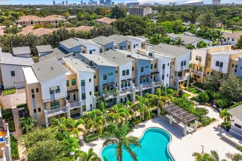 Adosado en venta en Saint Petersburg, Florida, 3 dormitorios, 167.41 m2 № 1385361 - foto 1