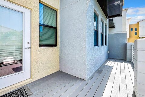 Townhouse in Saint Petersburg, Florida 3 bedrooms, 167.41 sq.m. № 1385361 - photo 29