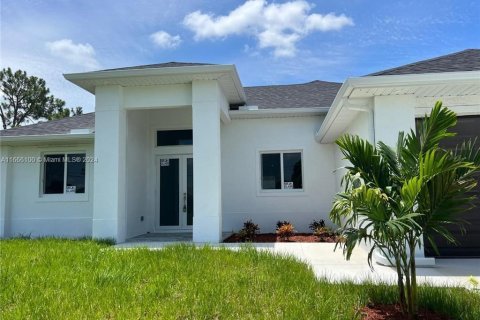 House in Cape Coral, Florida 3 bedrooms № 1379124 - photo 1