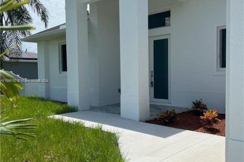 House in Cape Coral, Florida 3 bedrooms № 1379124 - photo 3