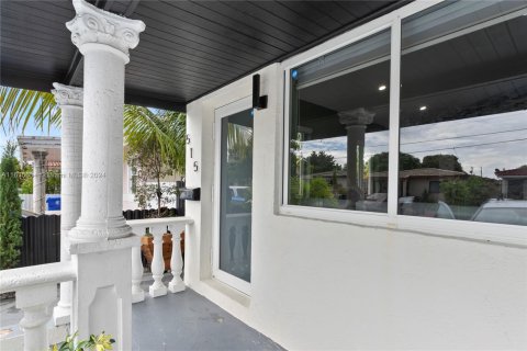 House in Miami, Florida 3 bedrooms, 120.4 sq.m. № 1237685 - photo 3