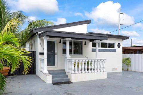 Casa en venta en Miami, Florida, 3 dormitorios, 120.4 m2 № 1237685 - foto 1