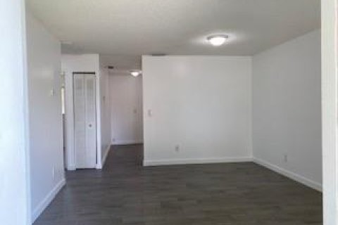 Villa ou maison à louer à Hallandale Beach, Floride: 2 chambres, 330.17 m2 № 633148 - photo 9