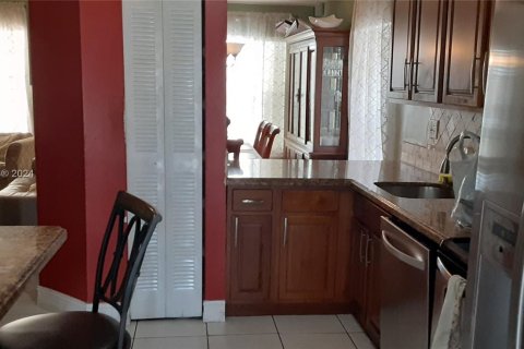 Townhouse in Miami Gardens, Florida 3 bedrooms, 105.91 sq.m. № 1119246 - photo 4