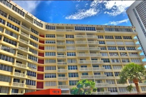Condominio en venta en Hallandale Beach, Florida, 1 dormitorio, 72.46 m2 № 962195 - foto 1