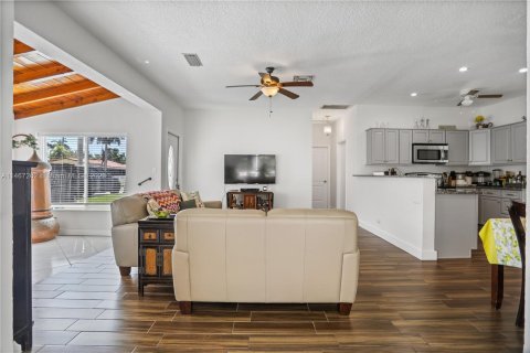 Villa ou maison à vendre à Hallandale Beach, Floride: 3 chambres, 131.92 m2 № 779022 - photo 24