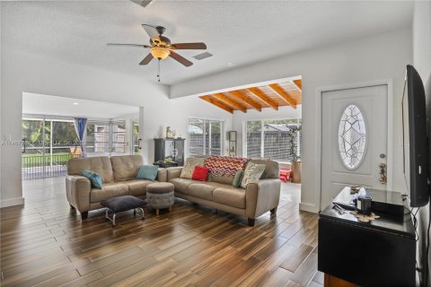 Villa ou maison à vendre à Hallandale Beach, Floride: 3 chambres, 131.92 m2 № 779022 - photo 21