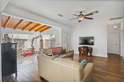 Casa en venta en Hallandale Beach, Florida, 3 dormitorios, 131.92 m2 № 779022 - foto 23