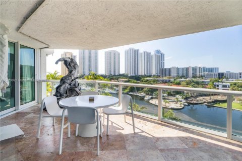 Condo in Sunny Isles Beach, Florida, 3 bedrooms  № 438775 - photo 2