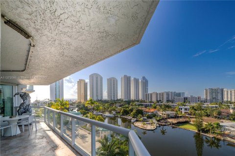 Condo in Sunny Isles Beach, Florida, 3 bedrooms  № 438775 - photo 1