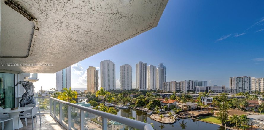 Condo in Sunny Isles Beach, Florida, 3 bedrooms  № 438775