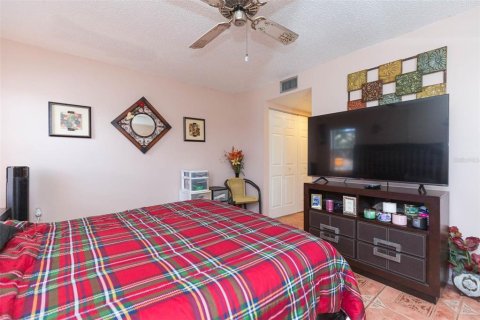 Condo in Holiday, Florida, 2 bedrooms  № 1301479 - photo 23