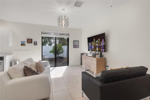 Adosado en venta en Hialeah, Florida, 3 dormitorios, 122.63 m2 № 1353720 - foto 6