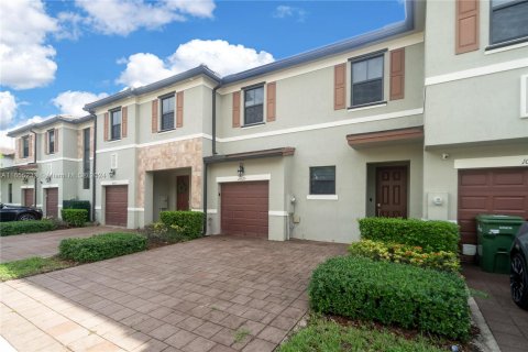 Adosado en venta en Hialeah, Florida, 3 dormitorios, 122.63 m2 № 1353720 - foto 3