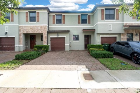 Adosado en venta en Hialeah, Florida, 3 dormitorios, 122.63 m2 № 1353720 - foto 1