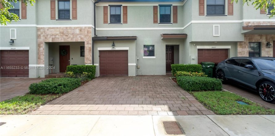 Townhouse in Hialeah, Florida 3 bedrooms, 122.63 sq.m. № 1353720