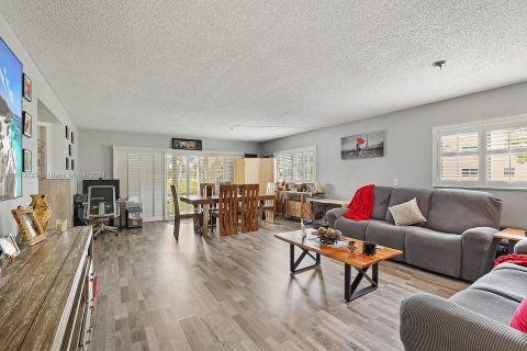 Copropriété à vendre à Pembroke Pines, Floride: 2 chambres, 140 m2 № 1224266 - photo 2