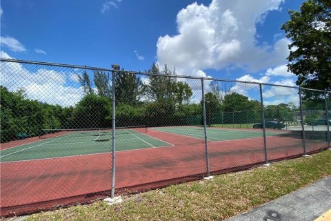 Condo in Coral Springs, Florida, 2 bedrooms  № 1096340 - photo 1