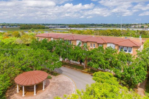 Condo in Pembroke Pines, Florida, 2 bedrooms  № 1380160 - photo 24