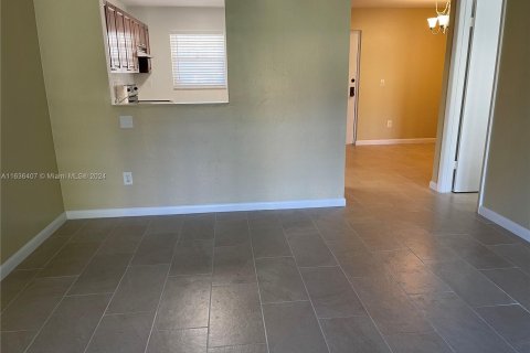 Condo in Miramar, Florida, 1 bedroom  № 1309274 - photo 4