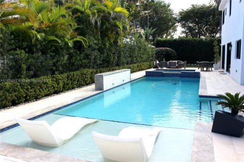 House in Doral, Florida 4 bedrooms, 286.98 sq.m. № 976156 - photo 9