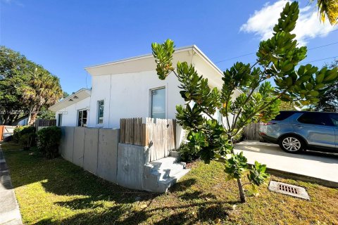 House in Hollywood, Florida 2 bedrooms, 116.5 sq.m. № 841678 - photo 2