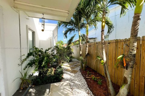 Villa ou maison à vendre à Hollywood, Floride: 2 chambres, 116.5 m2 № 841678 - photo 9