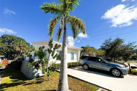 House in Hollywood, Florida 2 bedrooms, 116.5 sq.m. № 841678 - photo 3