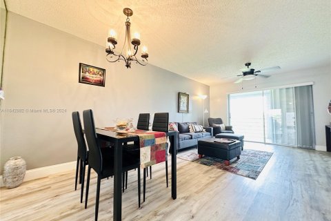 Condo in Sunrise, Florida, 2 bedrooms  № 1321681 - photo 4