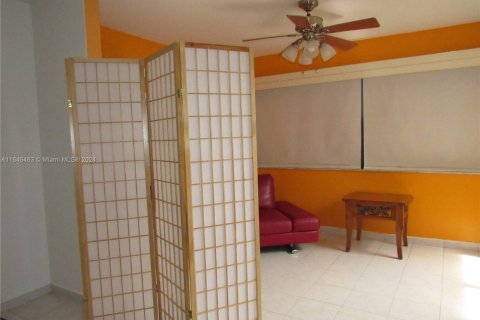 Condo in Sunrise, Florida, 1 bedroom  № 1329078 - photo 12