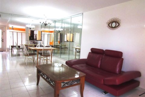 Condo in Sunrise, Florida, 1 bedroom  № 1329078 - photo 3