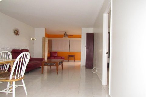 Condo in Sunrise, Florida, 1 bedroom  № 1329078 - photo 10