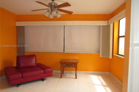 Condo in Sunrise, Florida, 1 bedroom  № 1329078 - photo 11