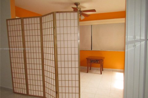 Condo in Sunrise, Florida, 1 bedroom  № 1329078 - photo 13