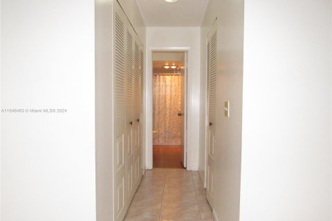 Condo in Sunrise, Florida, 1 bedroom  № 1329078 - photo 14