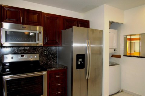 Condo in Sunrise, Florida, 1 bedroom  № 1329078 - photo 1