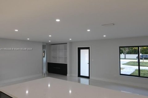 House in Miami, Florida 3 bedrooms, 160.26 sq.m. № 1375532 - photo 10