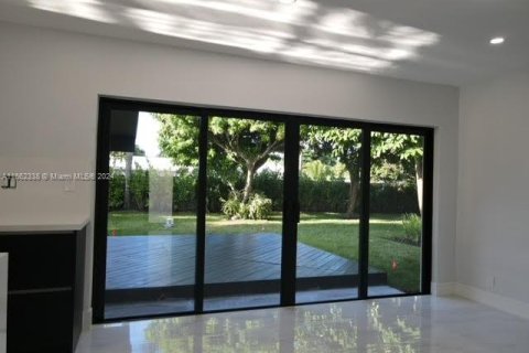 House in Miami, Florida 3 bedrooms, 160.26 sq.m. № 1375532 - photo 16