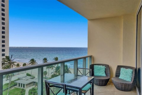 Condo in Hollywood, Florida  № 1351699 - photo 10