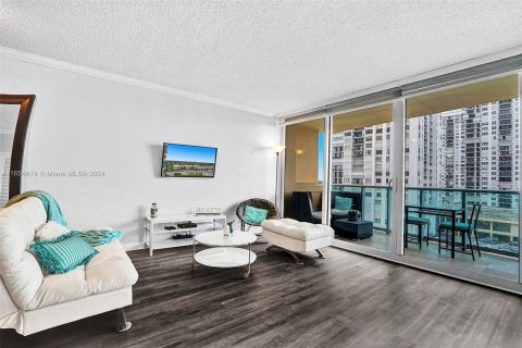 Condo in Hollywood, Florida  № 1351699 - photo 4