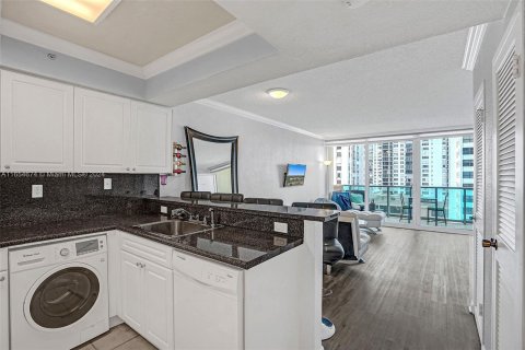 Condo in Hollywood, Florida  № 1351699 - photo 13