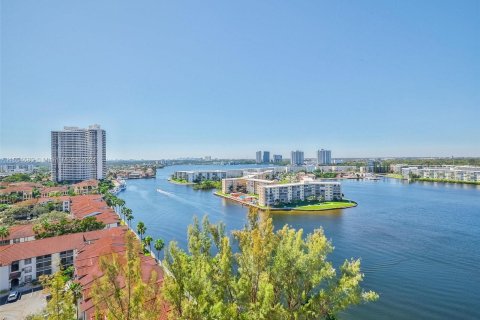 Condominio en venta en Aventura, Florida, 1 dormitorio, 85.28 m2 № 1351818 - foto 2