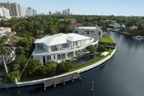 House in Golden Beach, Florida 6 bedrooms, 815.96 sq.m. № 927214 - photo 17