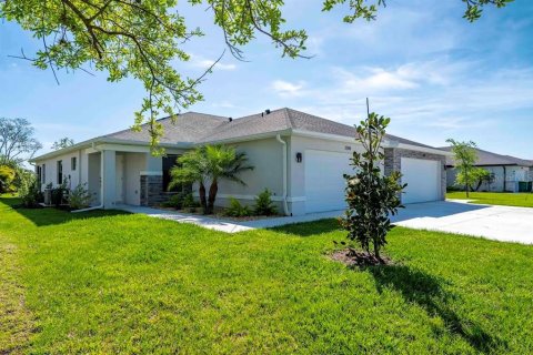 Commercial property in Punta Gorda, Florida 6 bedrooms, 269.79 sq.m. № 1336867 - photo 2