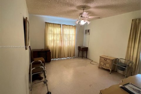 House in Coral Gables, Florida 2 bedrooms, 118.54 sq.m. № 551029 - photo 13